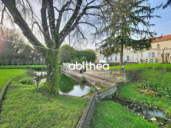 9 pièces 247m² | 15000 m² | ENSEMBLE IMMOBILIER | CHARENTAISE RÉNOVÉE | 250 + 48 m² | dépendances | étang
