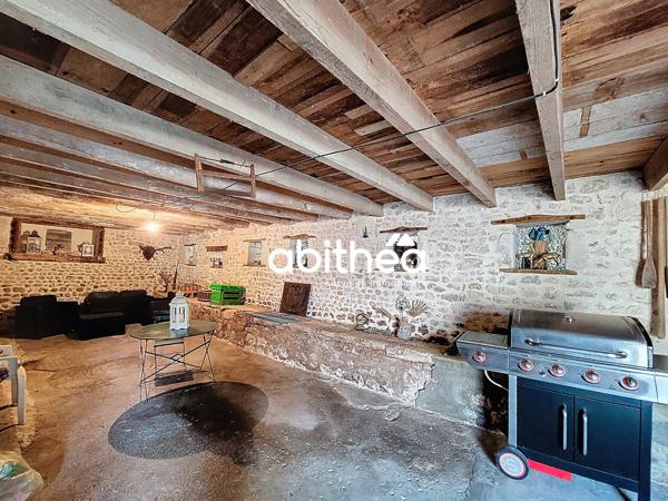 9 pièces 247m² | 15000 m² | ENSEMBLE IMMOBILIER | CHARENTAISE RÉNOVÉE | 250 + 48 m² | dépendances | étang