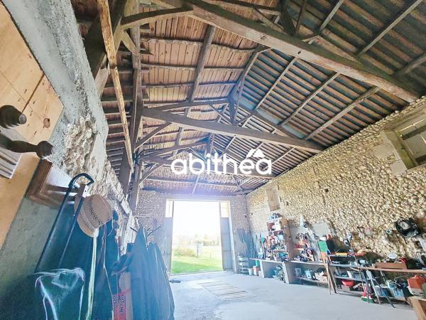 9 pièces 247m² | 15000 m² | ENSEMBLE IMMOBILIER | CHARENTAISE RÉNOVÉE | 250 + 48 m² | dépendances | étang