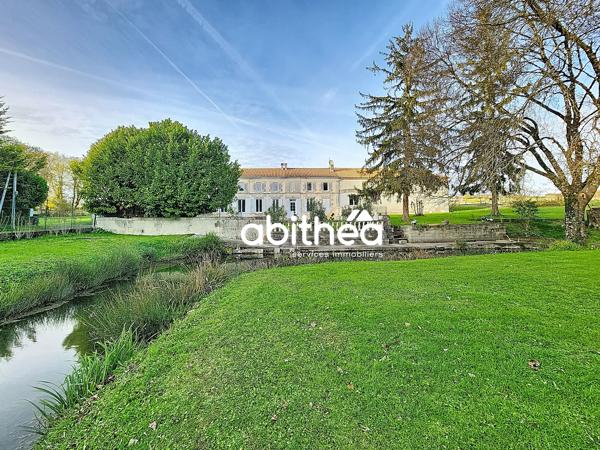 9 pièces 247m² | 15000 m² | ENSEMBLE IMMOBILIER | CHARENTAISE RÉNOVÉE | 250 + 48 m² | dépendances | étang