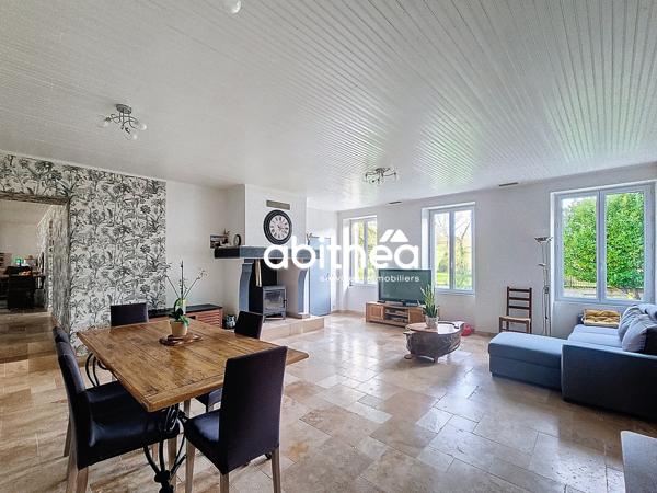 9 pièces 247m² | 15000 m² | ENSEMBLE IMMOBILIER | CHARENTAISE RÉNOVÉE | 250 + 48 m² | dépendances | étang