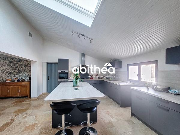 9 pièces 247m² | 15000 m² | ENSEMBLE IMMOBILIER | CHARENTAISE RÉNOVÉE | 250 + 48 m² | dépendances | étang