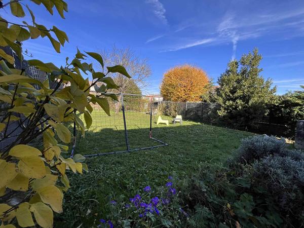 Maison mitoyenne avec garage et sous-sol, proche des commodités et accès autoroutiers