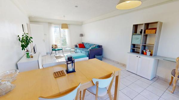 Maison mitoyenne avec garage et sous-sol, proche des commodités et accès autoroutiers