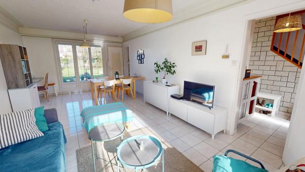 Maison mitoyenne avec garage et sous-sol, proche des commodités et accès autoroutiers