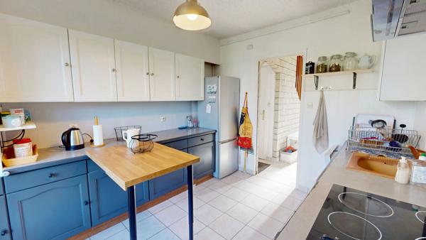 Maison mitoyenne avec garage et sous-sol, proche des commodités et accès autoroutiers