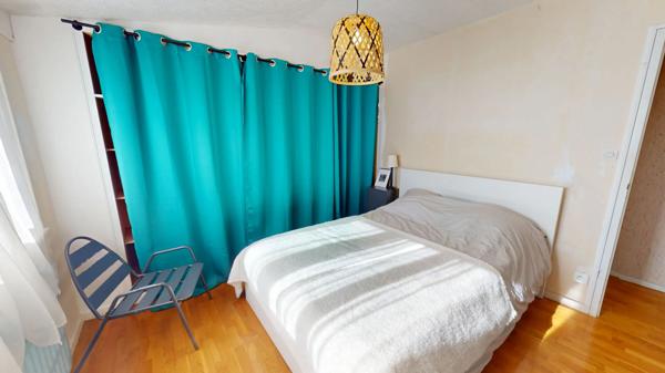 Maison mitoyenne avec garage et sous-sol, proche des commodités et accès autoroutiers