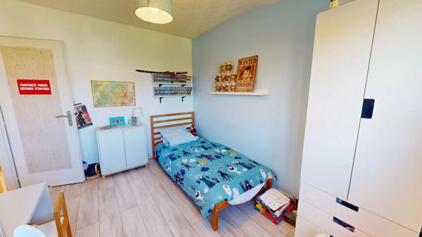 Maison mitoyenne avec garage et sous-sol, proche des commodités et accès autoroutiers