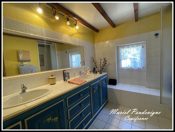 Charme, volumes et confort – Belle demeure familiale avec piscine UCHAUX (84) - 8 pièces, environ 212 m2