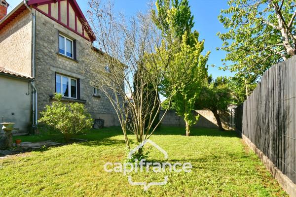 Maison de ville rénovée à vendre 5 pièces SAINT JEAN D'ANGELY (17) sur 580m² de terrain avec garage