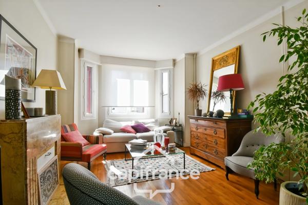 Maison de ville rénovée à vendre 5 pièces SAINT JEAN D'ANGELY (17) sur 580m² de terrain avec garage