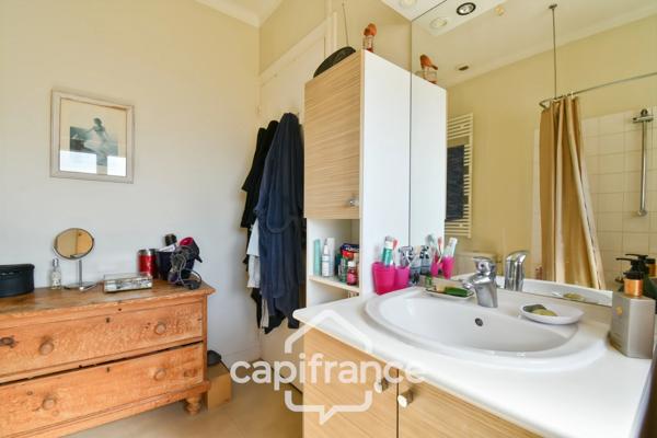 Maison de ville rénovée à vendre 5 pièces SAINT JEAN D'ANGELY (17) sur 580m² de terrain avec garage