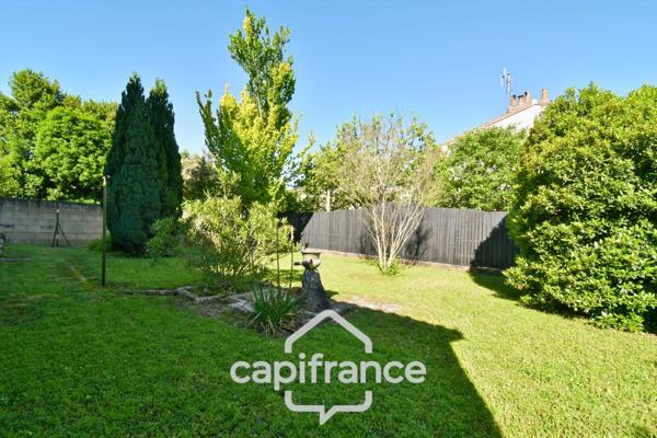 Maison de ville rénovée à vendre 5 pièces SAINT JEAN D'ANGELY (17) sur 580m² de terrain avec garage