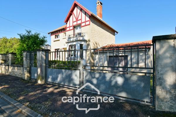 Maison de ville rénovée à vendre 5 pièces SAINT JEAN D'ANGELY (17) sur 580m² de terrain avec garage