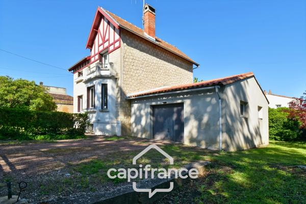 Maison de ville rénovée à vendre 5 pièces SAINT JEAN D'ANGELY (17) sur 580m² de terrain avec garage
