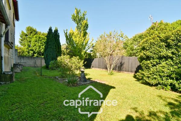 Maison de ville rénovée à vendre 5 pièces SAINT JEAN D'ANGELY (17) sur 580m² de terrain avec garage