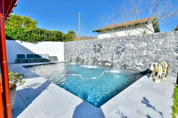 Maison Familiale Contemporaine avec Piscine à Saint-Pée-sur-Nivelle