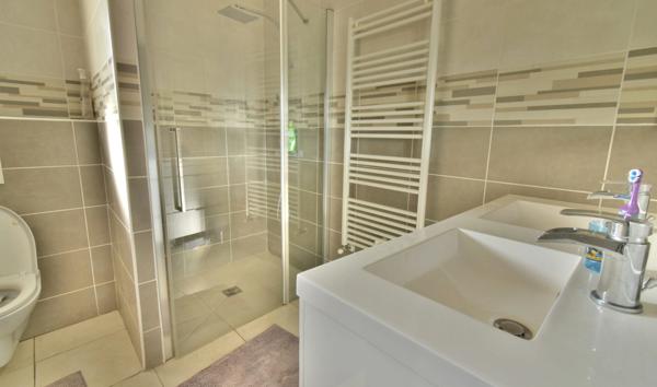 Maison Familiale Contemporaine avec Piscine à Saint-Pée-sur-Nivelle