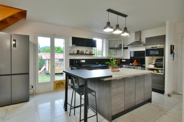 Maison Familiale Contemporaine avec Piscine à Saint-Pée-sur-Nivelle