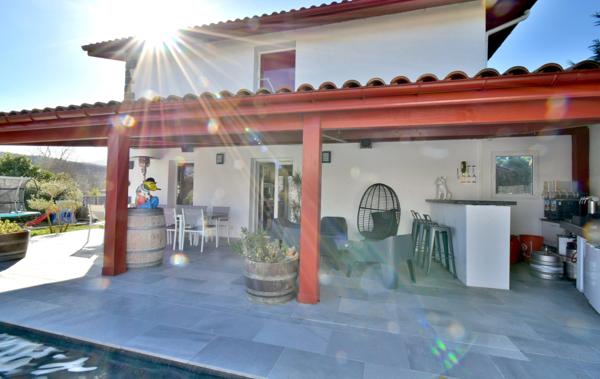 Maison Familiale Contemporaine avec Piscine à Saint-Pée-sur-Nivelle