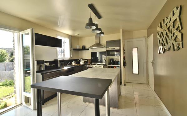 Maison Familiale Contemporaine avec Piscine à Saint-Pée-sur-Nivelle