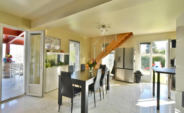 Maison Familiale Contemporaine avec Piscine à Saint-Pée-sur-Nivelle