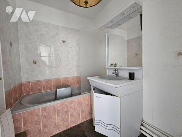 A VENDRE - ROUEN - ACCÈS IMMÉDIAT TEOR

Dans un immeuble comprenant 3 étages sans ascenseur, ...