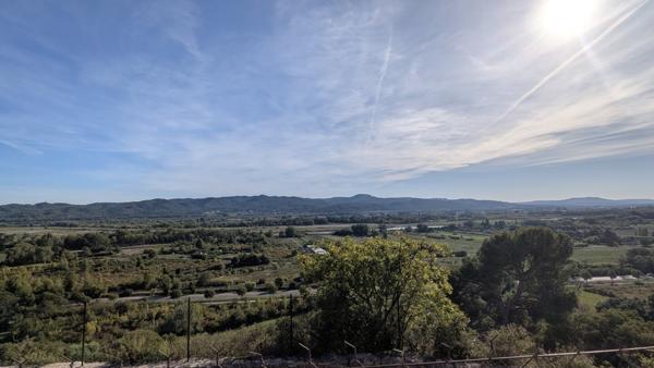 Villa 3 chambres + grandes dépendances sur terrain constructible