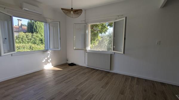 Villa 3 chambres + grandes dépendances sur terrain constructible