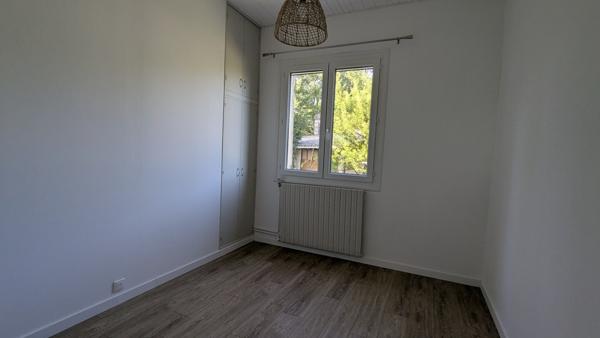 Villa 3 chambres + grandes dépendances sur terrain constructible