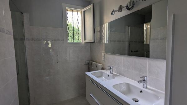 Villa 3 chambres + grandes dépendances sur terrain constructible