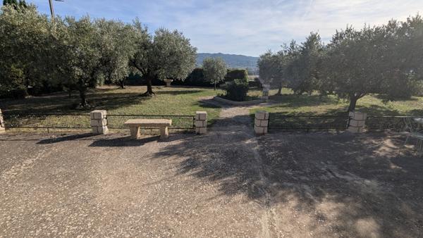 Villa 3 chambres + grandes dépendances sur terrain constructible