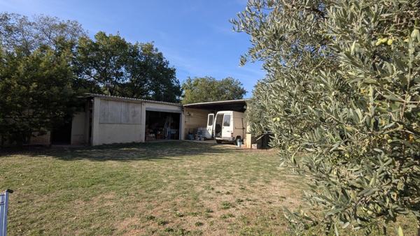 Villa 3 chambres + grandes dépendances sur terrain constructible