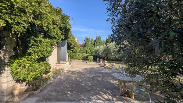 Villa 3 chambres + grandes dépendances sur terrain constructible