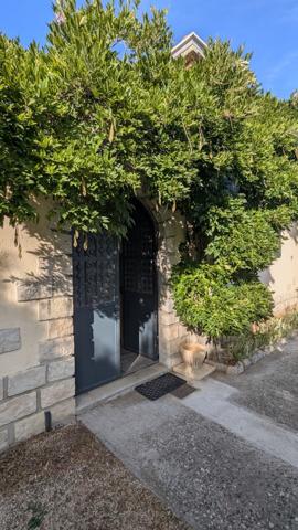 Villa 3 chambres + grandes dépendances sur terrain constructible