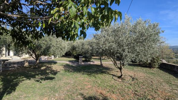 Villa 3 chambres + grandes dépendances sur terrain constructible