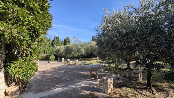 Villa 3 chambres + grandes dépendances sur terrain constructible