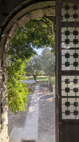 Villa 3 chambres + grandes dépendances sur terrain constructible