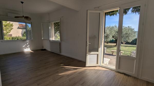 Villa 3 chambres + grandes dépendances sur terrain constructible