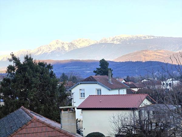 Rare Grand T3  traversant , vue montagne et accès direct parc Beylier