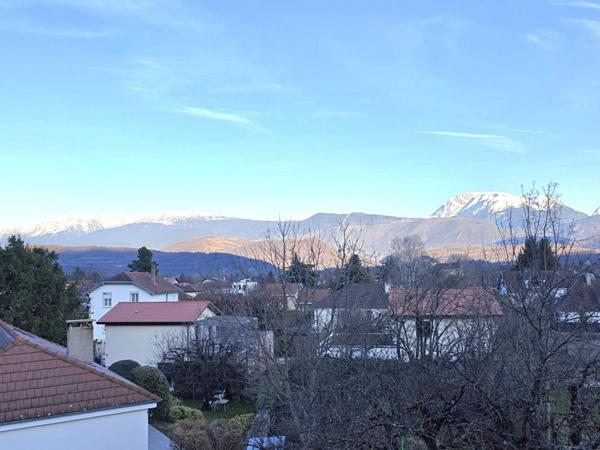 Rare Grand T3  traversant , vue montagne et accès direct parc Beylier
