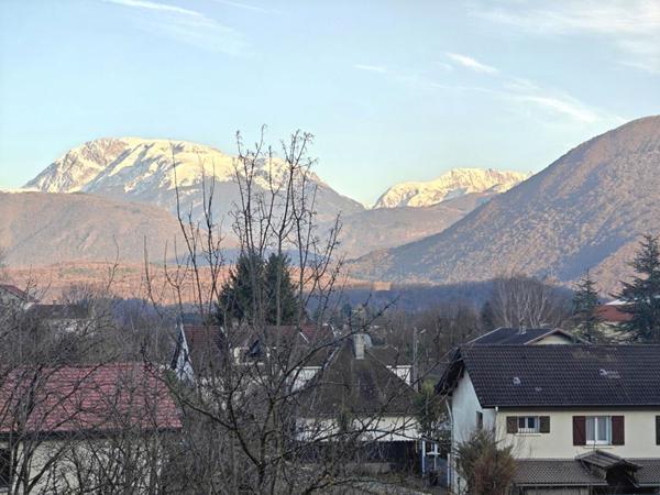 Rare Grand T3  traversant , vue montagne et accès direct parc Beylier