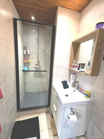 Rare Grand T3  traversant , vue montagne et accès direct parc Beylier