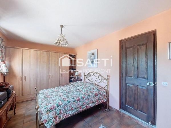 Maison de 115 m2 sur 1502 m2 de terrain, proche commodités,piscine, garage, carport double.