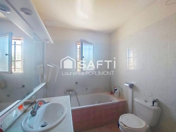 Maison de 115 m2 sur 1502 m2 de terrain, proche commodités,piscine, garage, carport double.