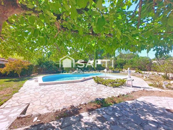 Maison de 115 m2 sur 1502 m2 de terrain, proche commodités,piscine, garage, carport double.