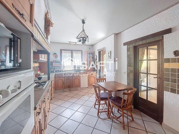 Maison de 115 m2 sur 1502 m2 de terrain, proche commodités,piscine, garage, carport double.