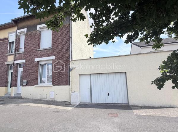Située dans le quartier du Faubourg d'Isle à Saint-Quentin, cette charmante maison semi-mitoyenne des années 1930 de 107 m² saura séduire les familles à la recherche d'espace, de confort et de praticité.

Dès l'entrée, vous découvrirez un vaste salon-séjour de plus de 30 m², chaleureux et convivial, agrémenté d'un poêle à granulés. Dans son prolongement, une cuisine aménagée et équipée offre un espace fonctionnel pour le quotidien.

Le rez-de-chaussée dispose également d'une pièce polyvalente pouvant servir de bureau, ou d'espace de télétravail. Celle-ci dessert une salle d'eau avec douche, des WC indépendants ainsi qu'un accès direct au garage d'environ 40m² qui peut-être aménagé.

À l'étage, un palier distribue deux belles chambres ainsi qu'un dressing indépendant. Le second étage accueille une grande chambre de plus de 20 m² habitables (environ 30 m² au sol), idéale pour une chambre d'adolescent ou un espace de loisirs.

À l'extérieur, vous profiterez d'un agréable jardin accessible par deux accès donnant chacun sur une terrasse, parfait pour profiter des beaux jours. Plusieurs dépendances complètent les prestations et offrent de nombreuses possibilités de rangement ou d'aménagement. Une cave vient également compléter le bien.

Les principaux atouts :

- Grand salon-séjour.
- Bureau ou chambre d'appoint au rez-de-chaussée.
- Trois chambres, dont une grande chambre de plus de 20 m² habitables.
- Jardin avec deux terrasses.
- Garage de 39m².
- Dépendances et cave.
- Plusieurs modes de chauffage : poêle à granulés, poêle à bois et chauffage central au gaz.
- Menuiseries PVC avec volets roulants électriques.

Un emplacement pratique au quotidien

À proximité immédiate des écoles, commerces, gare, transports en commun et des principaux axes routiers, cette maison offre un cadre de vie agréable tout en facilitant les déplacements. Une opportunité idéale pour une famille souhaitant s'installer dans un secteur apprécié de Saint-Quentin.

À visiter sans tarder !