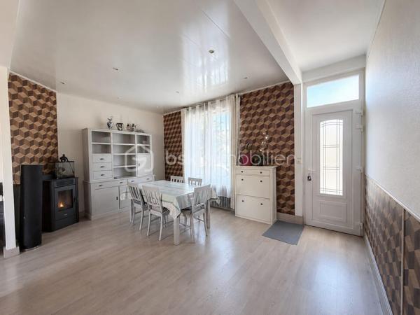 Située dans le quartier du Faubourg d'Isle à Saint-Quentin, cette charmante maison semi-mitoyenne des années 1930 de 107 m² saura séduire les familles à la recherche d'espace, de confort et de praticité.

Dès l'entrée, vous découvrirez un vaste salon-séjour de plus de 30 m², chaleureux et convivial, agrémenté d'un poêle à granulés. Dans son prolongement, une cuisine aménagée et équipée offre un espace fonctionnel pour le quotidien.

Le rez-de-chaussée dispose également d'une pièce polyvalente pouvant servir de bureau, ou d'espace de télétravail. Celle-ci dessert une salle d'eau avec douche, des WC indépendants ainsi qu'un accès direct au garage d'environ 40m² qui peut-être aménagé.

À l'étage, un palier distribue deux belles chambres ainsi qu'un dressing indépendant. Le second étage accueille une grande chambre de plus de 20 m² habitables (environ 30 m² au sol), idéale pour une chambre d'adolescent ou un espace de loisirs.

À l'extérieur, vous profiterez d'un agréable jardin accessible par deux accès donnant chacun sur une terrasse, parfait pour profiter des beaux jours. Plusieurs dépendances complètent les prestations et offrent de nombreuses possibilités de rangement ou d'aménagement. Une cave vient également compléter le bien.

Les principaux atouts :

- Grand salon-séjour.
- Bureau ou chambre d'appoint au rez-de-chaussée.
- Trois chambres, dont une grande chambre de plus de 20 m² habitables.
- Jardin avec deux terrasses.
- Garage de 39m².
- Dépendances et cave.
- Plusieurs modes de chauffage : poêle à granulés, poêle à bois et chauffage central au gaz.
- Menuiseries PVC avec volets roulants électriques.

Un emplacement pratique au quotidien

À proximité immédiate des écoles, commerces, gare, transports en commun et des principaux axes routiers, cette maison offre un cadre de vie agréable tout en facilitant les déplacements. Une opportunité idéale pour une famille souhaitant s'installer dans un secteur apprécié de Saint-Quentin.

À visiter sans tarder !