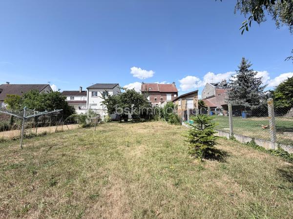 Située dans le quartier du Faubourg d'Isle à Saint-Quentin, cette charmante maison semi-mitoyenne des années 1930 de 107 m² saura séduire les familles à la recherche d'espace, de confort et de praticité.

Dès l'entrée, vous découvrirez un vaste salon-séjour de plus de 30 m², chaleureux et convivial, agrémenté d'un poêle à granulés. Dans son prolongement, une cuisine aménagée et équipée offre un espace fonctionnel pour le quotidien.

Le rez-de-chaussée dispose également d'une pièce polyvalente pouvant servir de bureau, ou d'espace de télétravail. Celle-ci dessert une salle d'eau avec douche, des WC indépendants ainsi qu'un accès direct au garage d'environ 40m² qui peut-être aménagé.

À l'étage, un palier distribue deux belles chambres ainsi qu'un dressing indépendant. Le second étage accueille une grande chambre de plus de 20 m² habitables (environ 30 m² au sol), idéale pour une chambre d'adolescent ou un espace de loisirs.

À l'extérieur, vous profiterez d'un agréable jardin accessible par deux accès donnant chacun sur une terrasse, parfait pour profiter des beaux jours. Plusieurs dépendances complètent les prestations et offrent de nombreuses possibilités de rangement ou d'aménagement. Une cave vient également compléter le bien.

Les principaux atouts :

- Grand salon-séjour.
- Bureau ou chambre d'appoint au rez-de-chaussée.
- Trois chambres, dont une grande chambre de plus de 20 m² habitables.
- Jardin avec deux terrasses.
- Garage de 39m².
- Dépendances et cave.
- Plusieurs modes de chauffage : poêle à granulés, poêle à bois et chauffage central au gaz.
- Menuiseries PVC avec volets roulants électriques.

Un emplacement pratique au quotidien

À proximité immédiate des écoles, commerces, gare, transports en commun et des principaux axes routiers, cette maison offre un cadre de vie agréable tout en facilitant les déplacements. Une opportunité idéale pour une famille souhaitant s'installer dans un secteur apprécié de Saint-Quentin.

À visiter sans tarder !